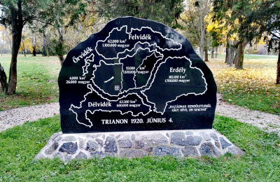 A fotón a 2016-ban átadott bátaszéki Trianon Emlékmű látható. A kép forrása: Wikipédia: 