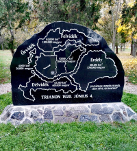 A fotón a 2016-ban átadott bátaszéki Trianon Emlékmű látható. A kép forrása: Wikipédia: 