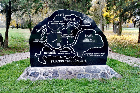A fotón a 2016-ban átadott bátaszéki Trianon Emlékmű látható. A kép forrása: Wikipédia: 